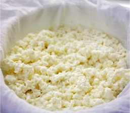 Творог Деревенский зернистый 9% лоток 1кг Деревенька РФ